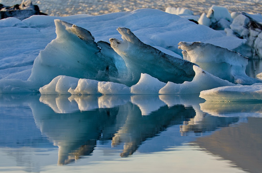 Gletscherreflektion (Island) © Roland Schweizer
